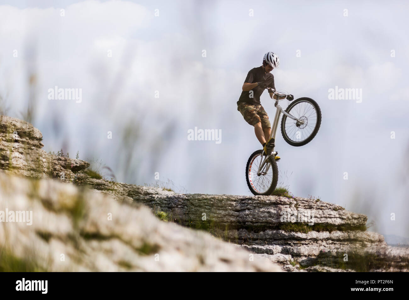 Akrobatische Biker auf Trial Bike Stockfoto