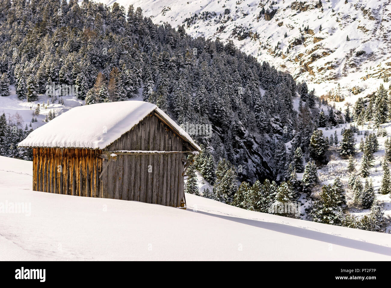 Europa, Österreich, Tirol, Ötztal, Obergurgl, Holzhütte, in der winterlichen Bergwelt Stockfoto