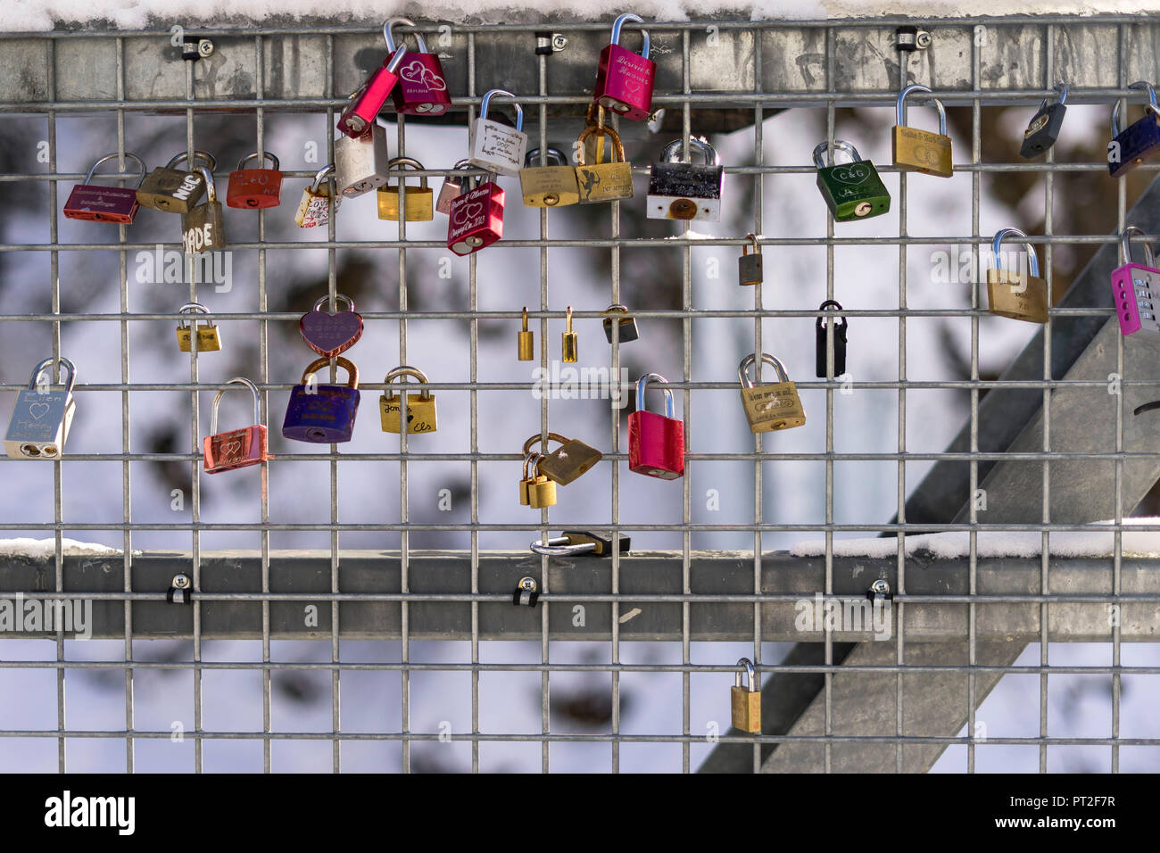 Europa, Österreich, Tirol, Ötztal, Obergurgl, liebe Vorhängeschlösser auf einer Brücke im Ötztal Stockfoto