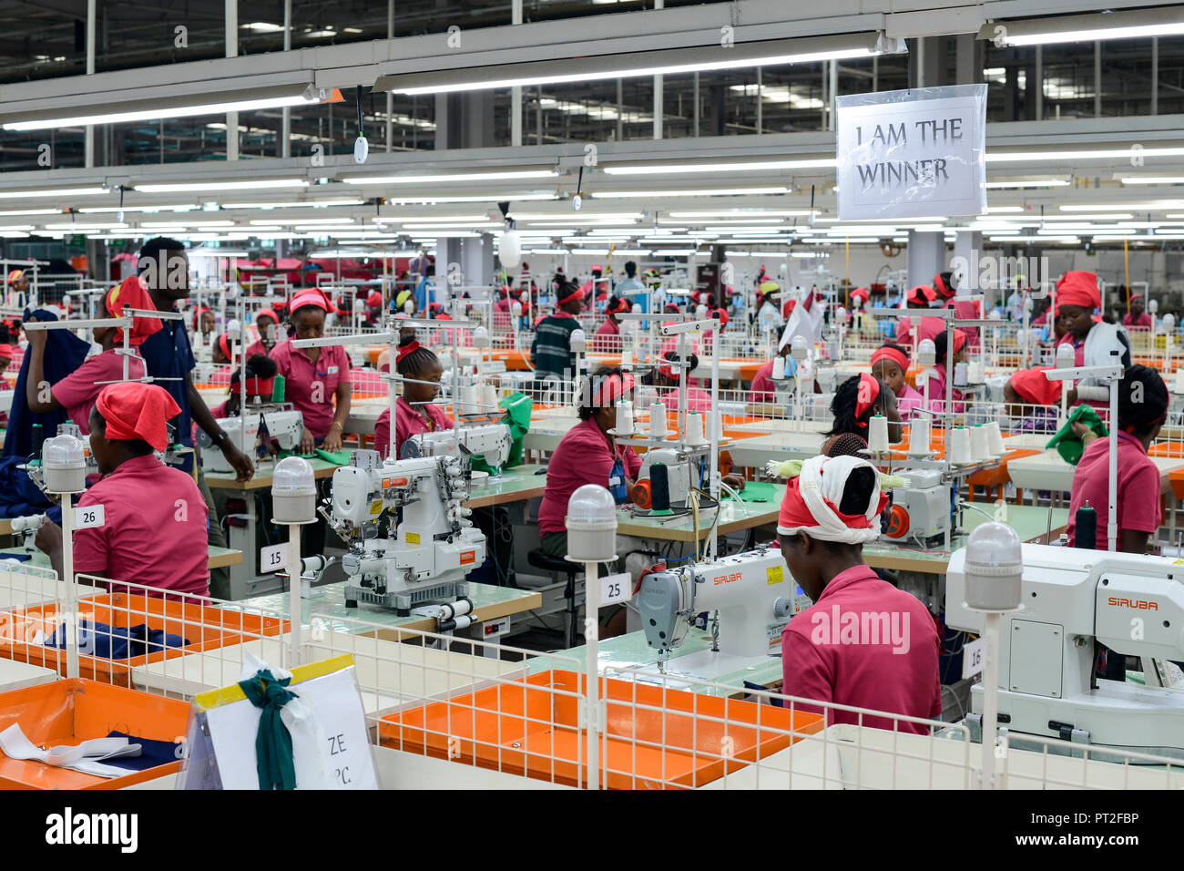 ÄTHIOPIEN , Südstaaten, Hawassa oder Awasa, Hawassa Industrial Park, chinesisch-gebaut für die äthiopische Regierung ausländische Investoren mit niedrigen Mieten und steuerfrei, um eine Textilindustrie zu etablieren und Tausende von neuen Arbeitsplätzen zu gewinnen, taiwanesische Unternehmen Everest Textile Co. Ltd.produces Textilien aus synthetischen Gewebe für den Export, Arbeiterinnen bei Nähmaschine in der Produktionslinie, Schild Ich bin der Gewinner, um die Effizienz zu stimulieren und die Leistung der Mitarbeiter zu verbessern Stockfoto