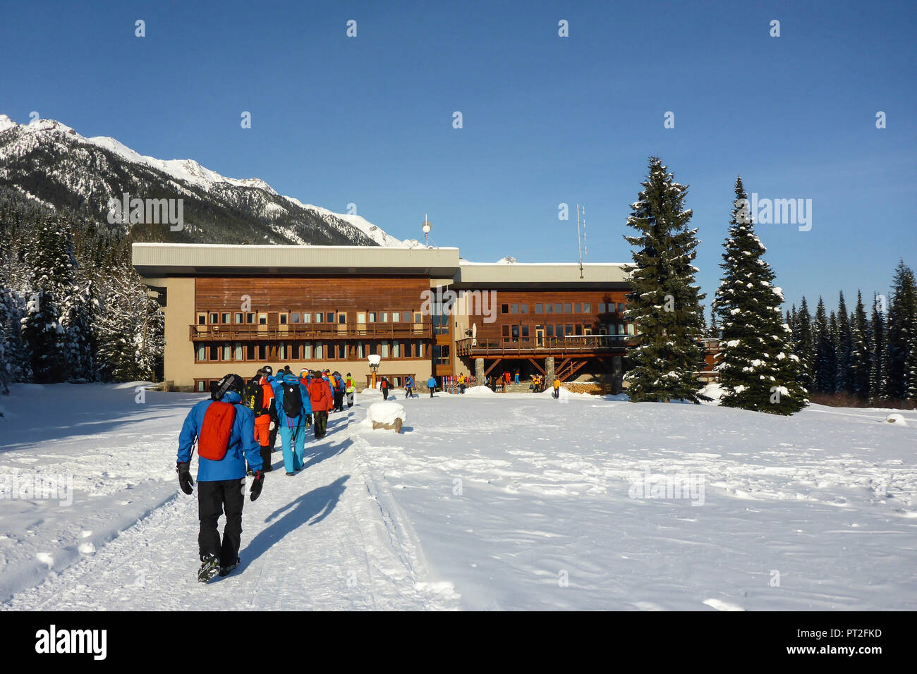 Kanada, kanadische Rockies, Britisch Kolumbien, Kanada Urlaub in den Bergen, Bobbie Burns Lodge, Selkirk und die Purcell Mountains, Heliskiing, Hotel, Skifahrer, Stockfoto