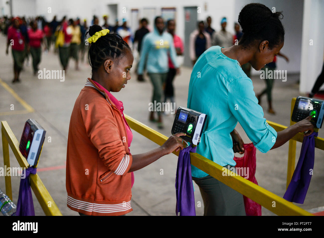 ÄTHIOPIEN , Südstaaten, Hawassa oder Awasa, Hawassa Industrial Park, chinesisch-gebaut für die äthiopische Regierung ausländische Investoren mit niedrigen Mieten und steuerfrei, um eine Textilindustrie zu etablieren und schaffen Tausende von neuen Arbeitsplätzen, taiwanesische Unternehmen Everest Textile Co. Ltd. , Frauen checken nach der Arbeit am digitalen Arbeitszeitaufnahmegerät per Fingerabdruck aus - Digitalisierung Digitalisierung Stockfoto