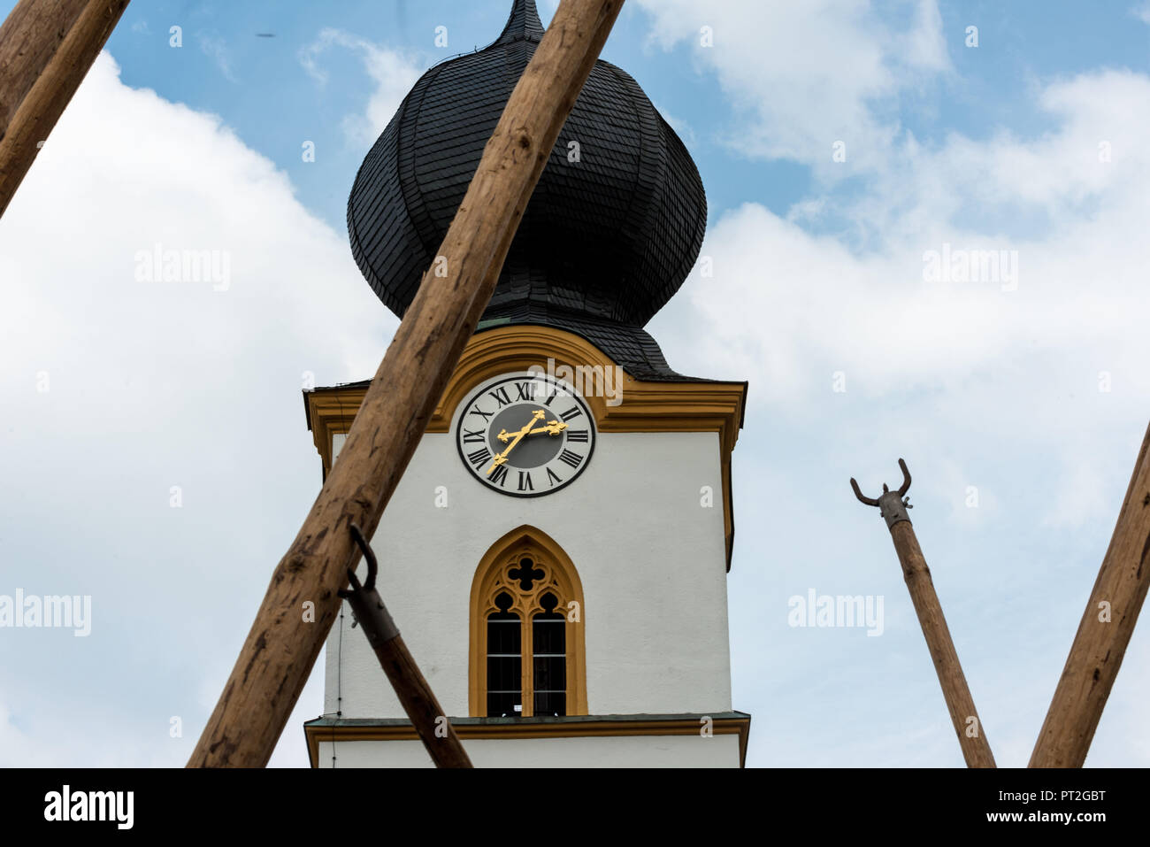 Paar Bars vor der Kirche Turm, 1. Mai, Kirche St. Johannes Stockfoto