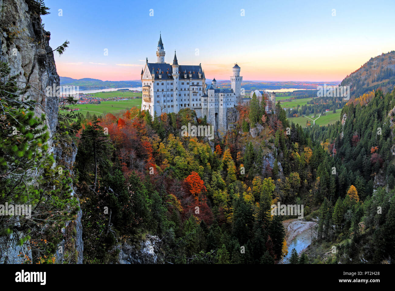 Schloss Neuschwanstein in der Nähe von Hohenschwangau, Romantische Straße, Ostallgäu, Bayern, Deutschland, Abendstimmung Stockfoto