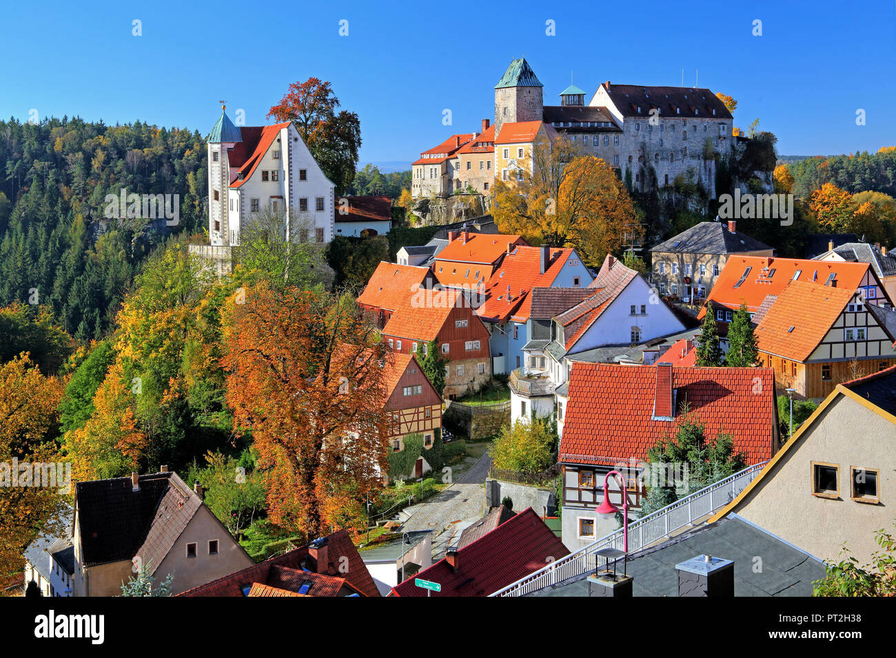 Die Altstadt mit der Burg, Hohnstein, Elbsandsteingebirge, Sächsische Schweiz, Sachsen, Deutschland Stockfoto