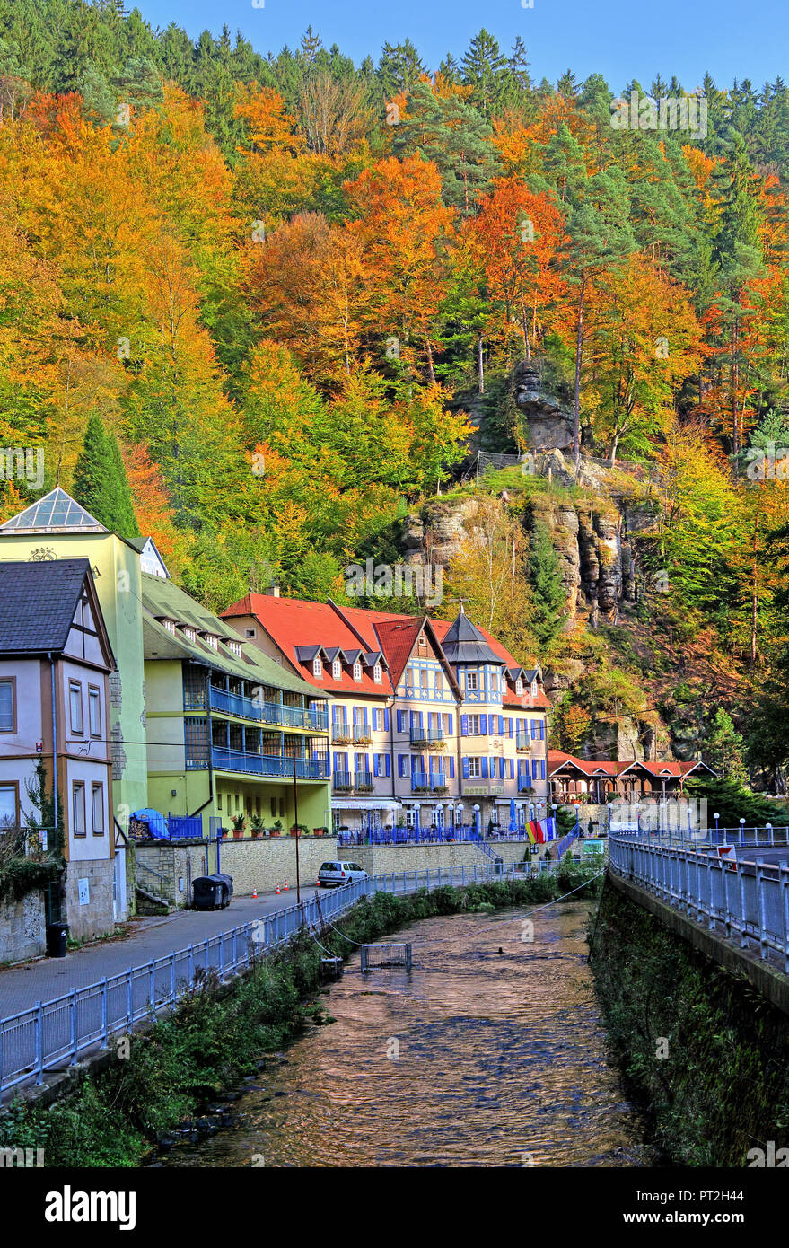 Blick auf das Dorf an den Ufern der Kamnitz, Hrensko (Herrskretschen), Elbsandsteingebirge, Böhmische Schweiz, Nordböhmen, Tschechische Republik Stockfoto