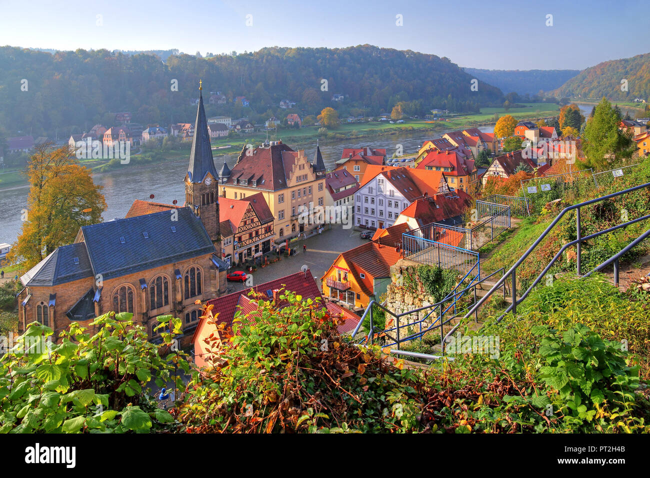 Stadtzentrum mit Stadt Kirche am Ufer der Elbe, Wehlen, Elbsandsteingebirge, Elbe, Sächsische Schweiz, Sachsen, Deutschland Stockfoto