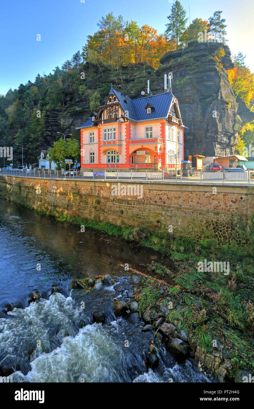 Typisches Haus am Ufer des Flusses Kamnitz, Hrensko (Herrskretschen), Elbsandsteingebirge, Böhmische Schweiz, Nordböhmen, Tschechische Republik Stockfoto