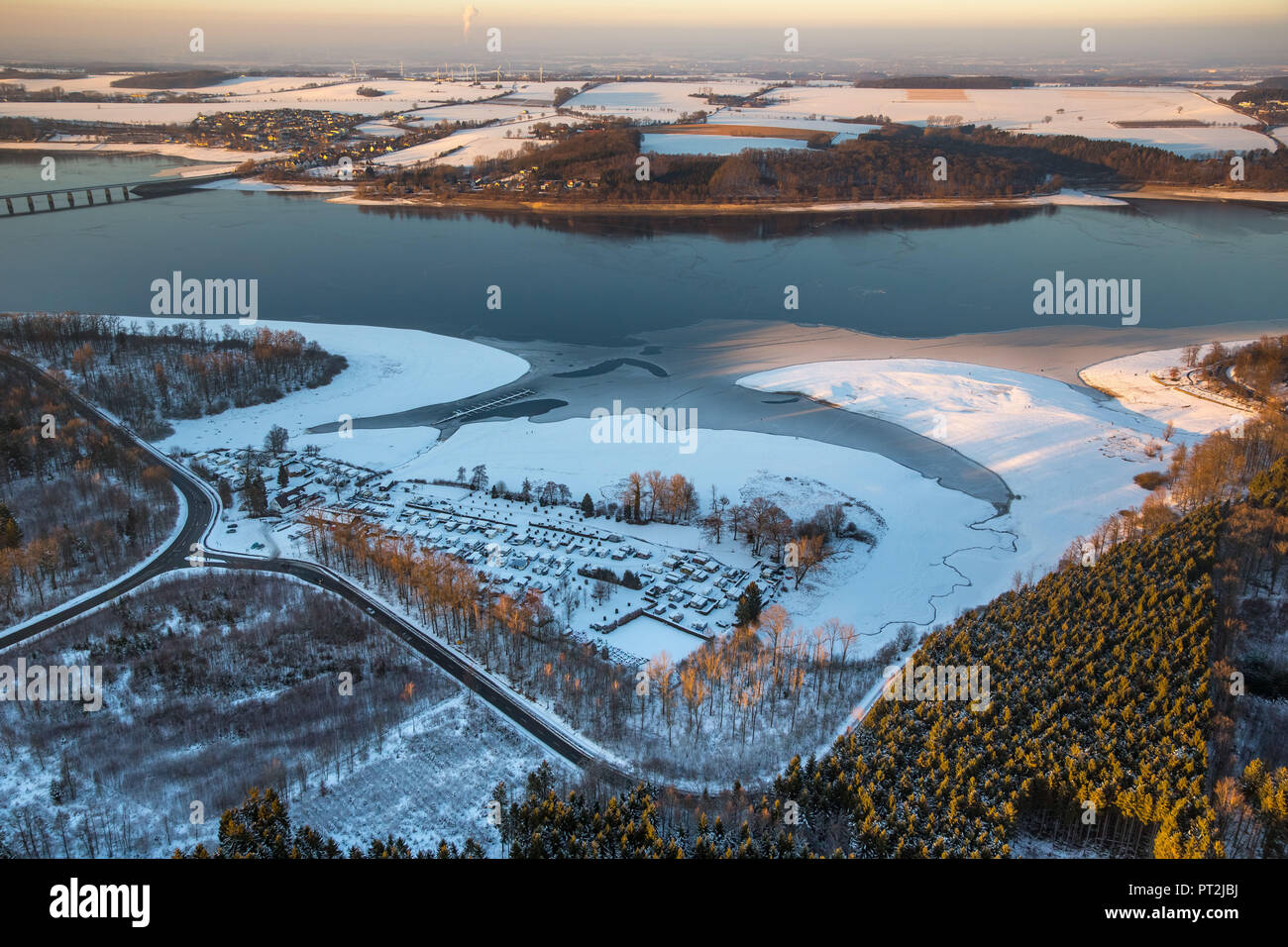 Eisschicht auf dem South Bank Sailing Club Möhnesee Süd, Eis auf dem Möhnesee, Winter Wetter, Ebbe, Sauerland Stockfoto