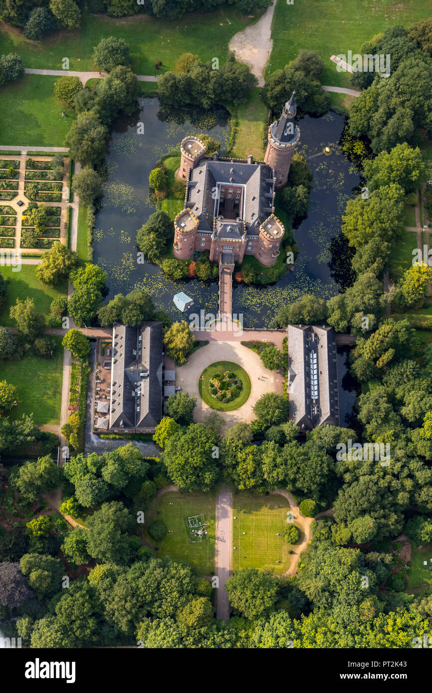 Schloss Moyland Museum, Wasserburg, neo-gotischen Gebäude, Sammlung moderner Kunst der Brüder van der Grinten, Ausflugsziel am Niederrhein, Schlosspark, Bedburg-Hau, Niederrhein, Nordrhein-Westfalen, Deutschland, Stockfoto