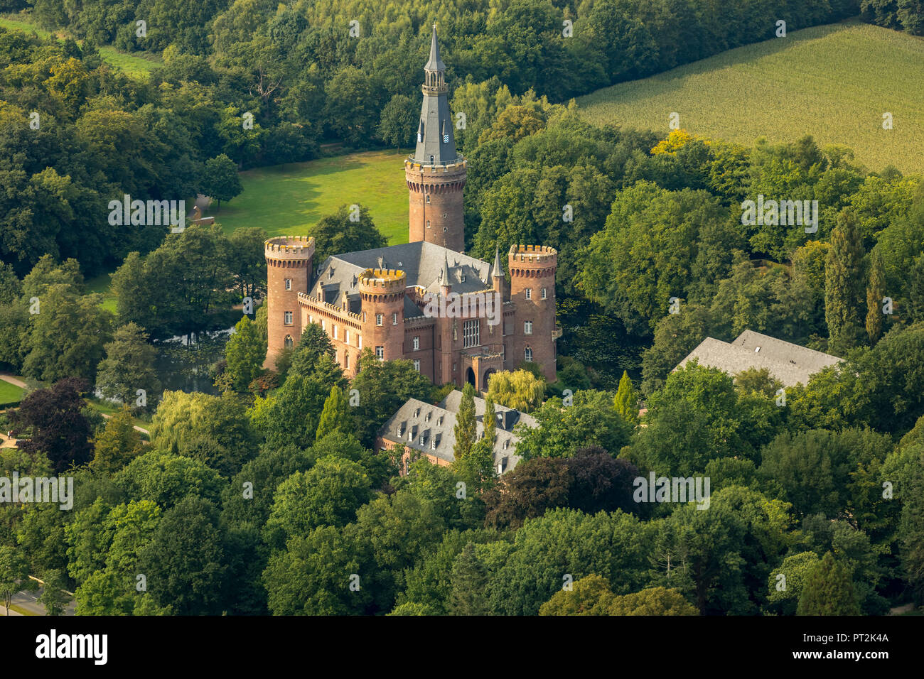 Schloss Moyland Museum, Wasserburg, neo-gotischen Gebäude, Sammlung moderner Kunst der Brüder van der Grinten, Ausflugsziel am Niederrhein, Schlosspark, Bedburg-Hau, Niederrhein, Nordrhein-Westfalen, Deutschland, Stockfoto