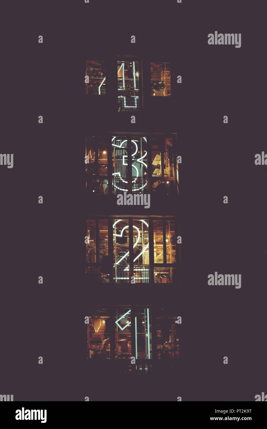 Gebäude Außenansicht bei Nacht mit den Nummern der entsprechenden Etagen Stockfoto