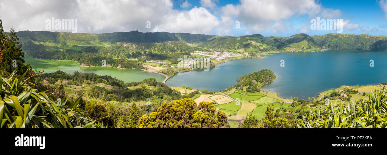 Die Seen von Sete Cidades in vulkanischen Krater, Twin Lake Blau und Grün, zentrale Brücke Stockfoto