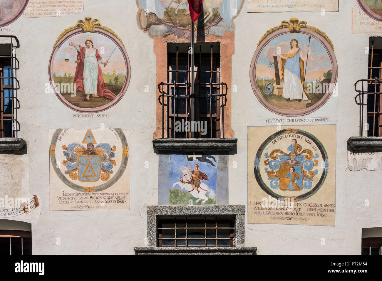 Alte Dorf Brunnen und der Governor Residence, Gemeinde Cevio, Valle Maggia, Tessin, Schweiz Stockfoto