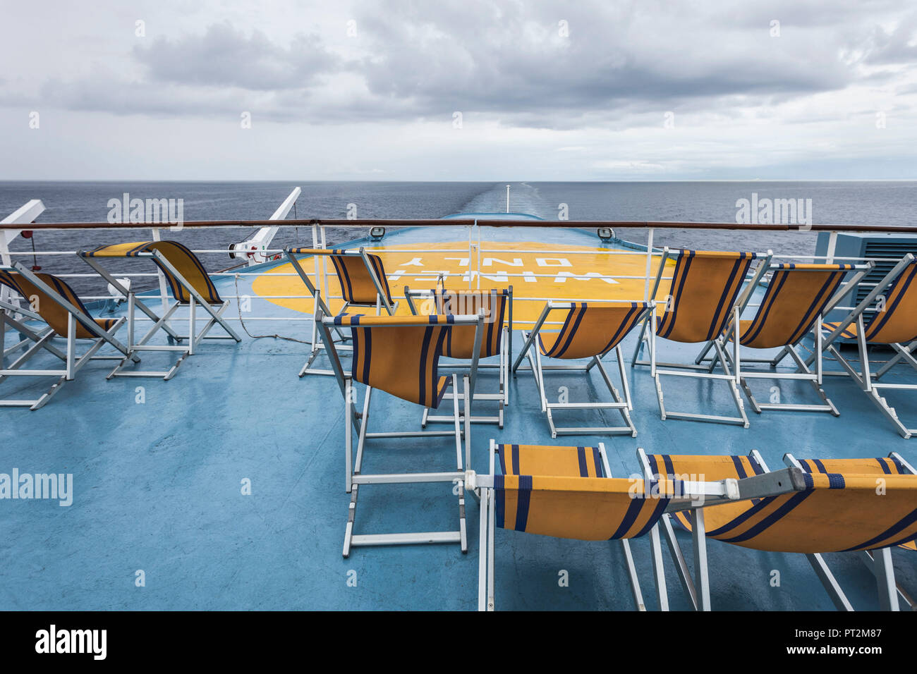 Blick über Leere Liegestühle am Heck eines Schiffes Stockfoto