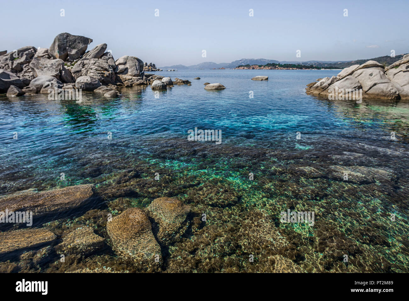 Blick auf die Küste von Palombaggia Korsika mit tiefblauen Wasser Stockfoto