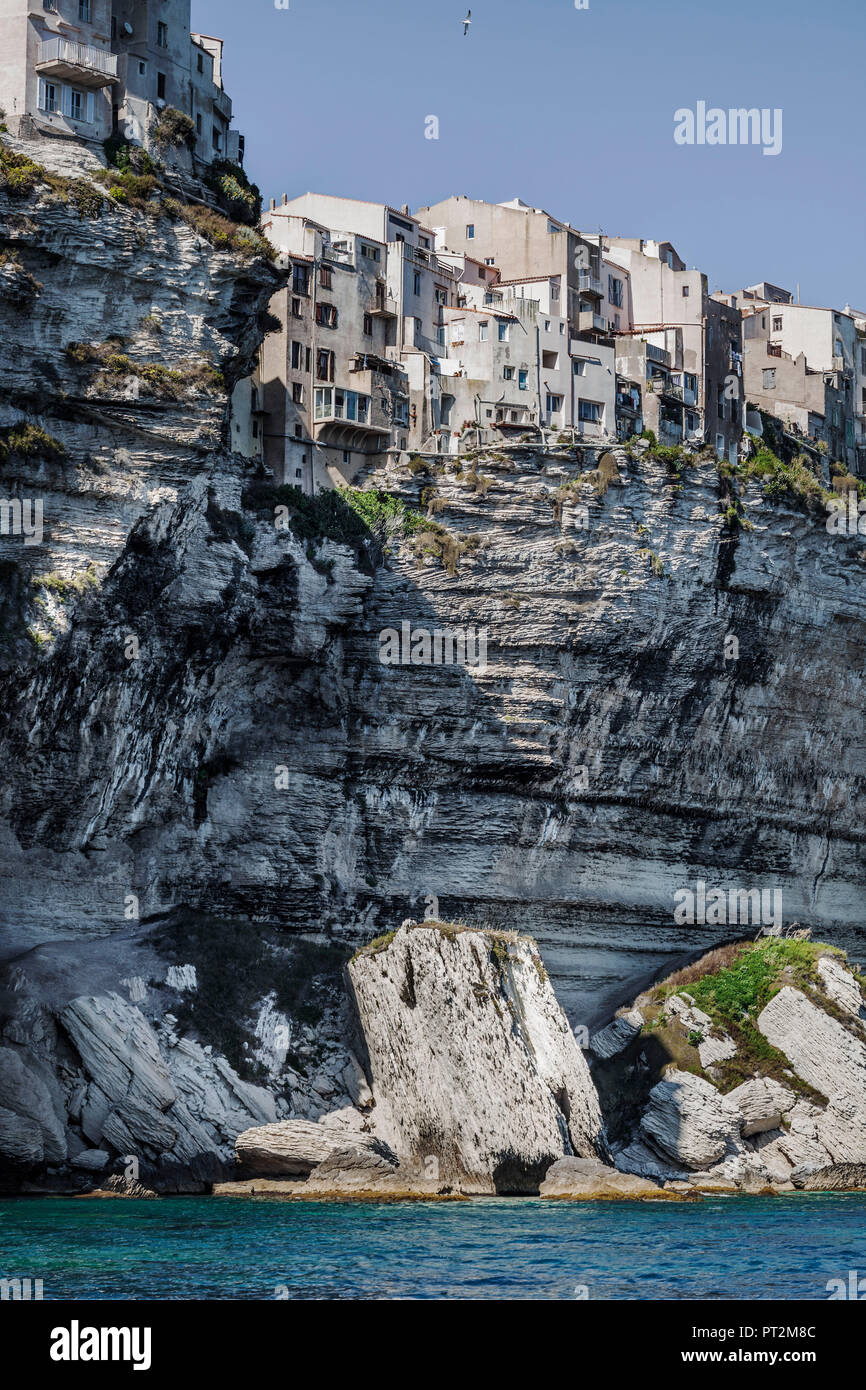 Blick auf die Altstadt von Bonifacio, Korsika und den zerklüfteten Felsen aus dem Meer Stockfoto