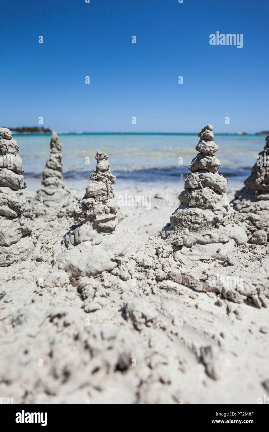 Sandcastles in schöner Bucht Stockfoto