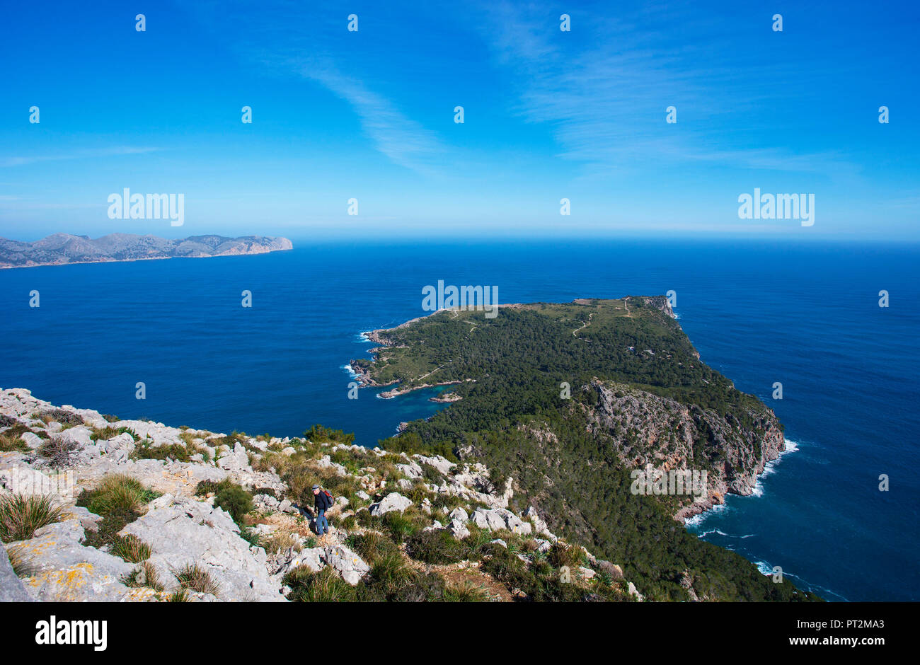 Spanien, Balearen, Mallorca, Pollenca, Wandern auf Mallorca, Halbinsel Alcudia, Wanderweg nach Penya del Migdia, Blick auf das Cap des Pinar Stockfoto