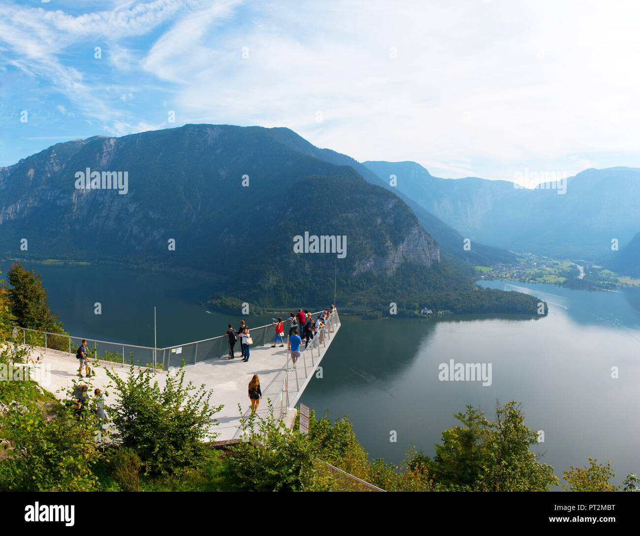 Österreich, Oberösterreich, Salzkammergut, Hallstatt, Blick von der Aussichtsplattform Welterbeblick auf dem Hallstätter See, Touristen, Stockfoto