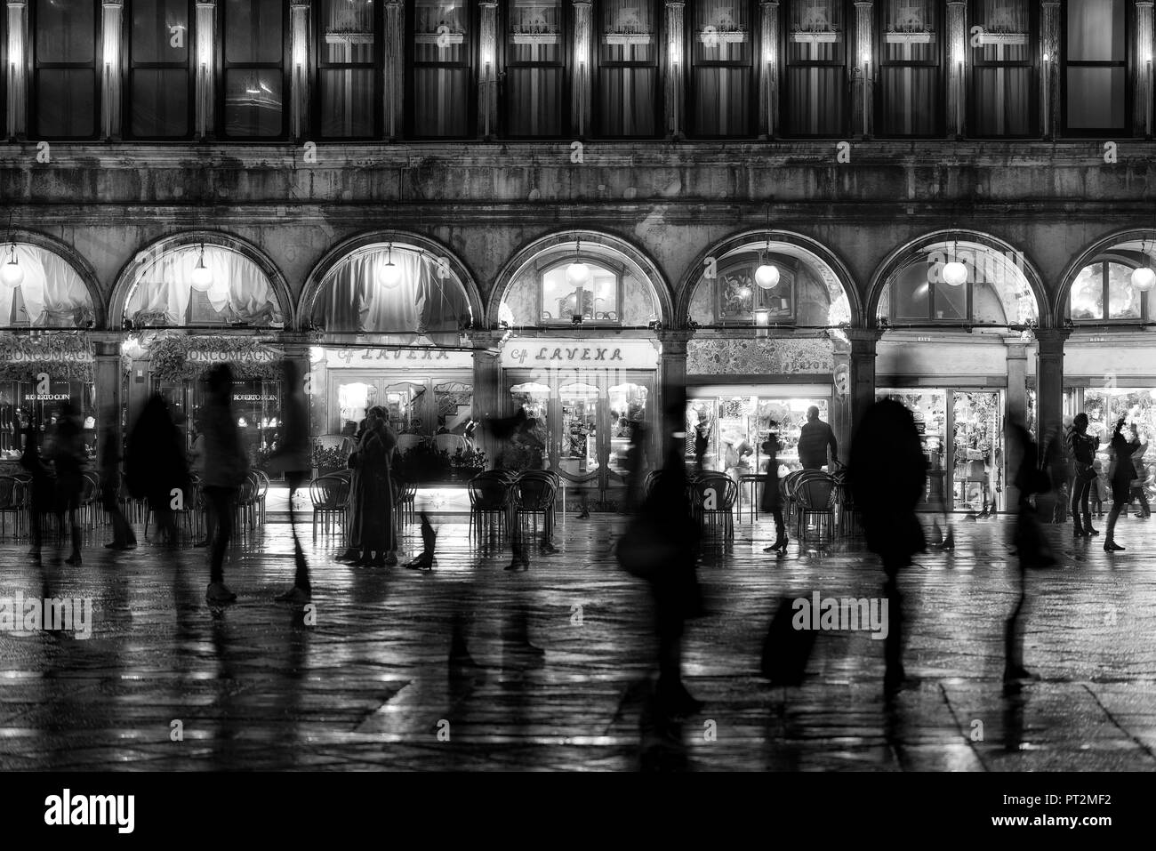 Menschen gehen in St, Markusplatz, Venedig, Venetien, Italien Stockfoto