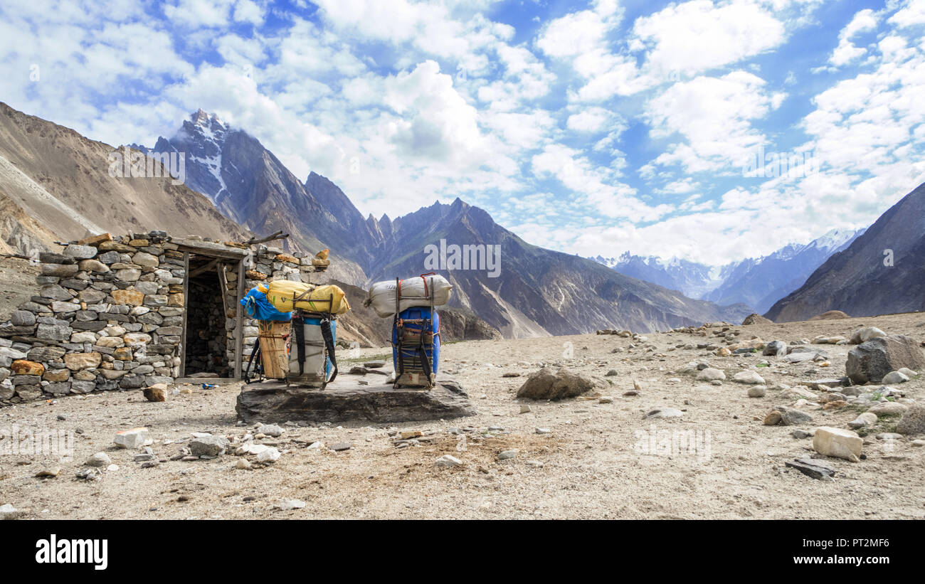 Lasten Torhüter' auf dem Trekking Trail von Jula zu Payu, Karakorum, Pakistan Stockfoto