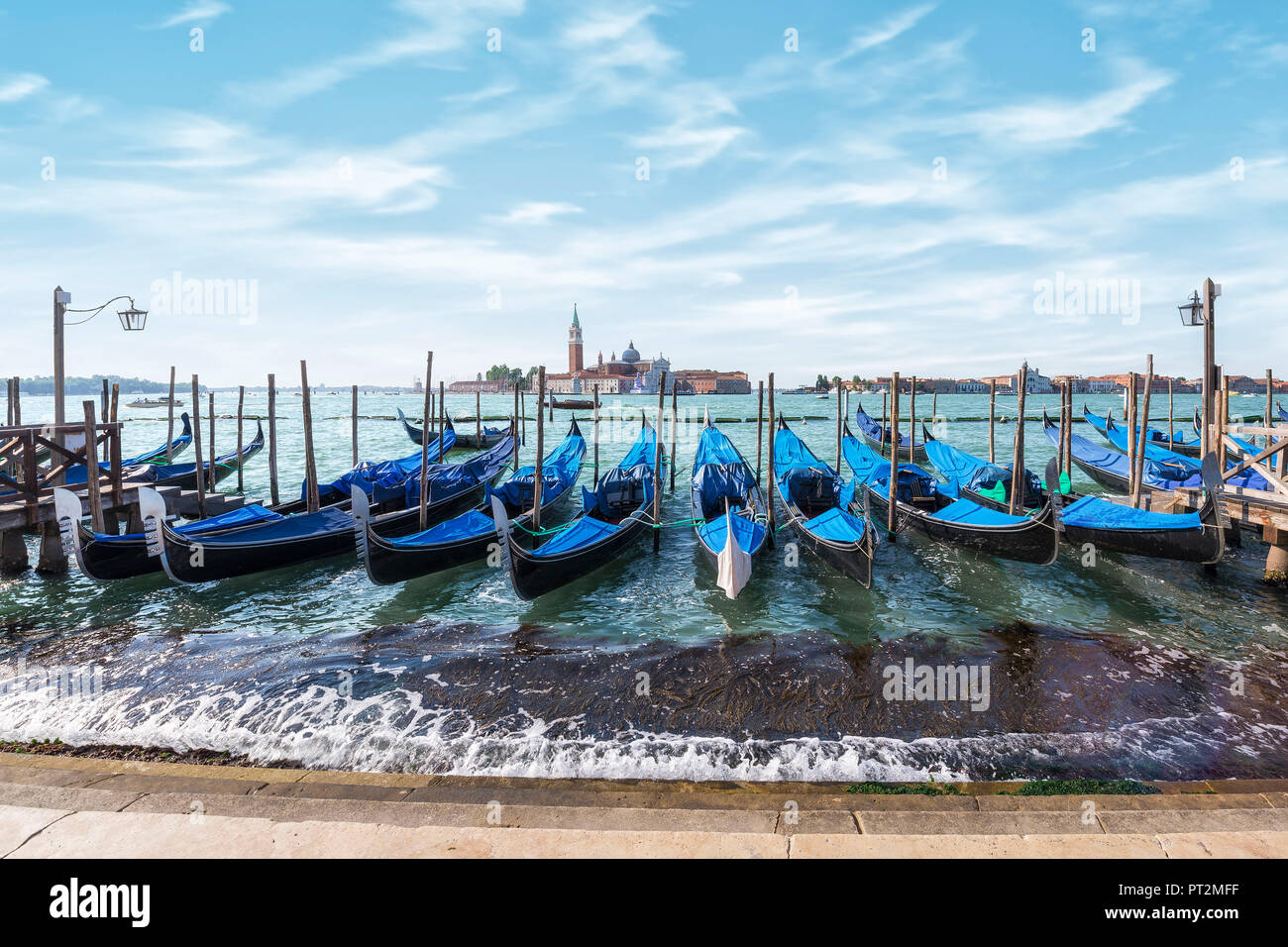 Gondeln in Venedig in Riva degli Schiavoni mit St George's Island im Hintergrund, Venedig, Venetien, Italien Stockfoto