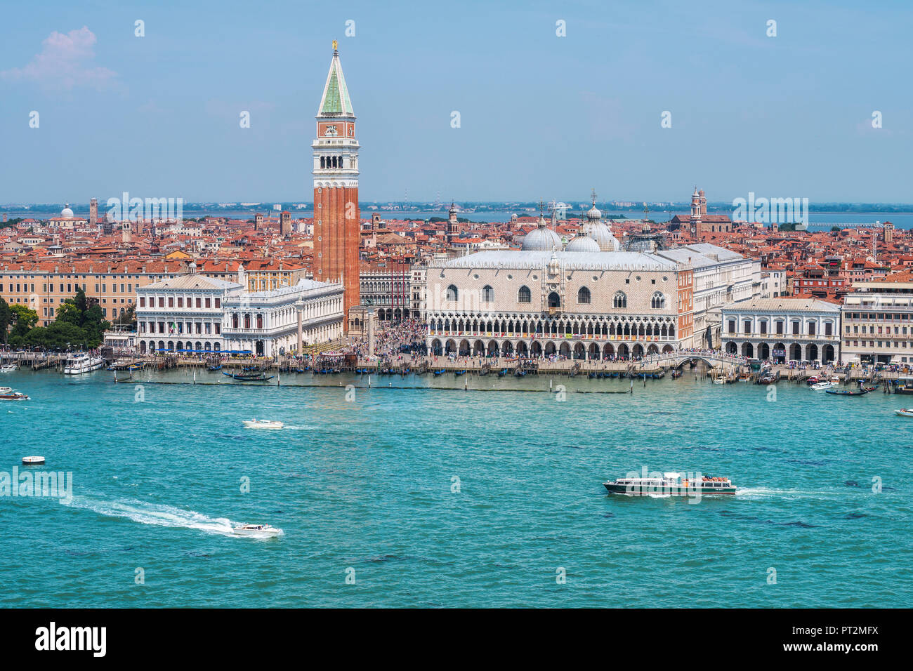 Klassische Ansicht der Dogenpalast und der Glockenturm von St, Mark aus der Glockenturm von St. George's Island, Venedig, Venetien, Italien Stockfoto