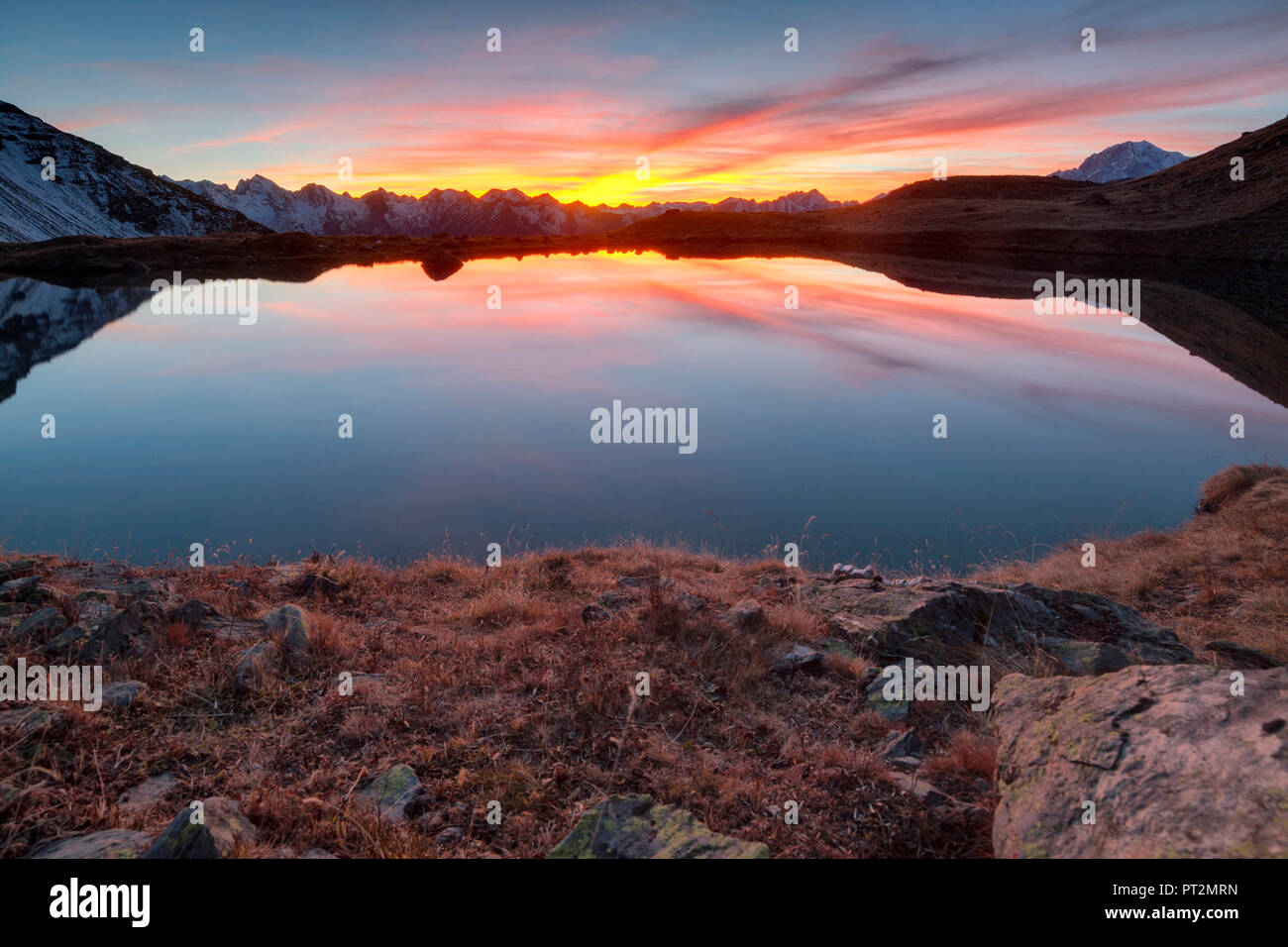 Der Sonnenuntergang am See Leysser, Saint-Nicolas, Aostatal, Italien Stockfoto