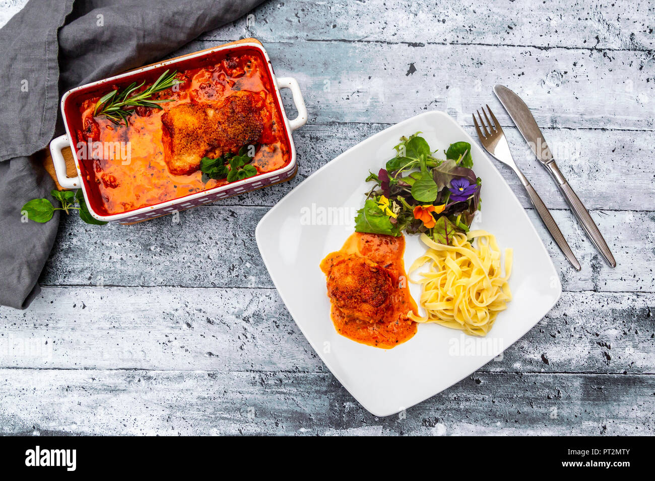 Toskanische Schweinefilet mit Bandnudeln und Salat Stockfoto