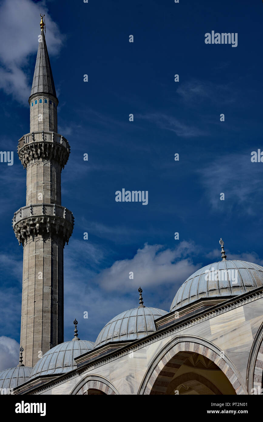 Minarett und Kuppeln von wichtigsten Istanbuler Moschee, die Süleymaniye Moschee, über dem Goldenen Horn, Türkei, Europa gebaut. Stockfoto
