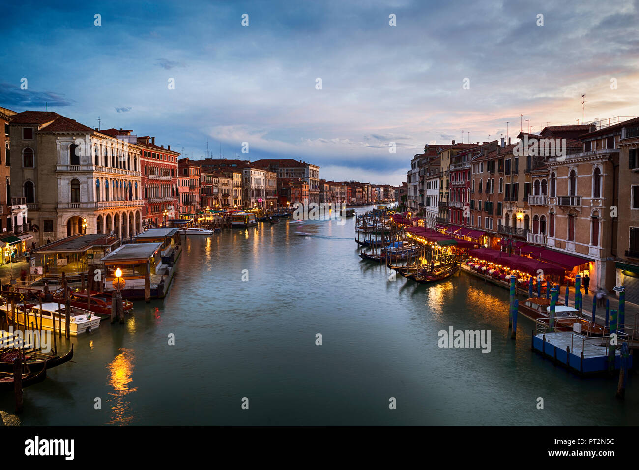 Italien, Venedig, Canal Grande am Abend Stockfoto