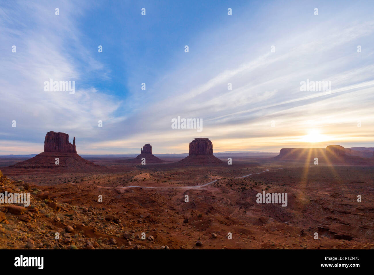 Sonnenaufgang im Monument Valley Tribal Park, Utah, USA Stockfoto