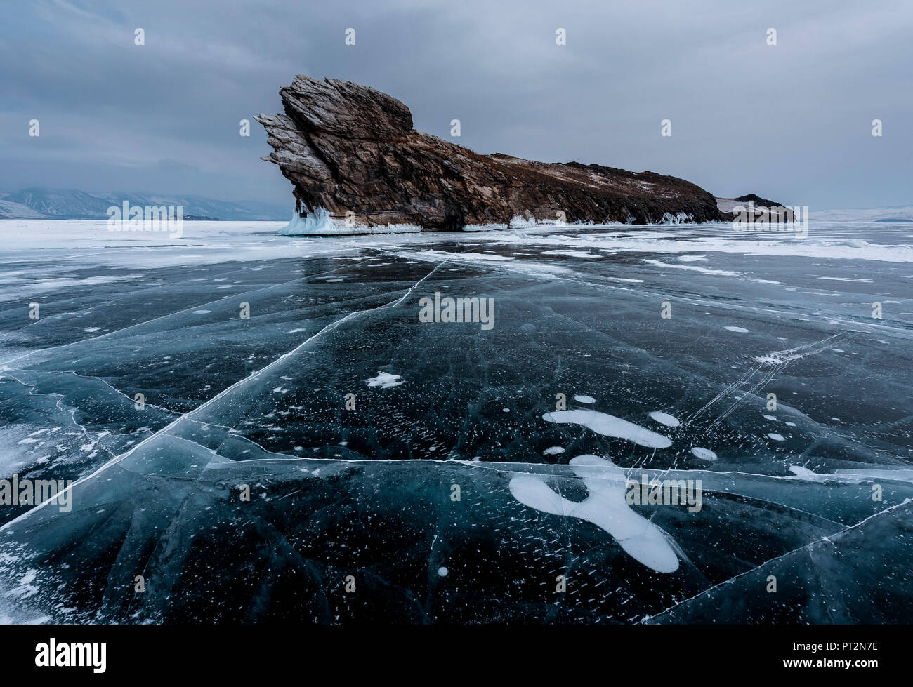 Eis Risse in Richtung auf eine Insel Ogoy, Baikalsee, Irkutsk Region, Sibirien, Russland Stockfoto