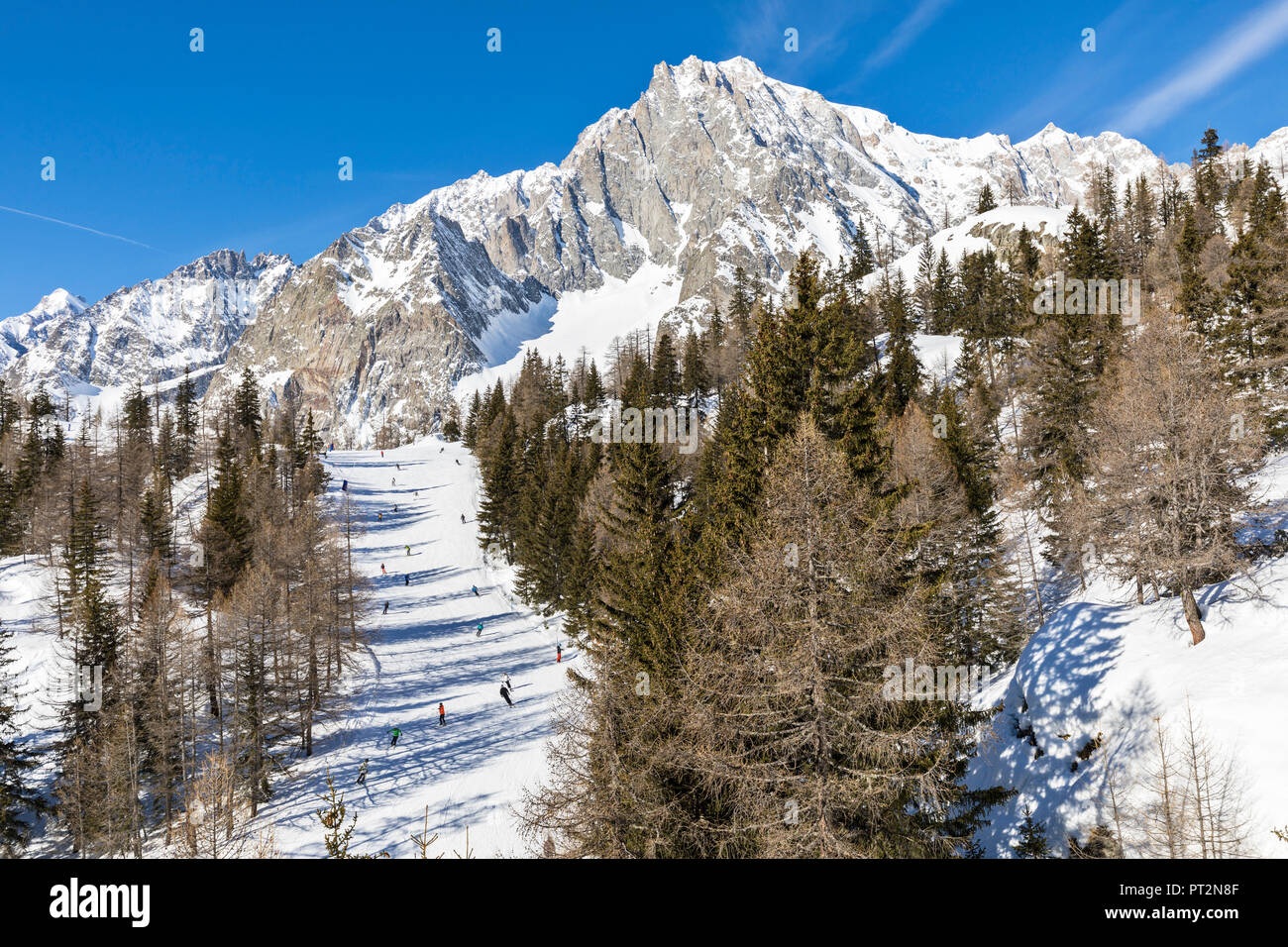 Skipiste unter dem Monte Bianco, Col Checrouit, Courmayeur, Aostatal, Italien Stockfoto