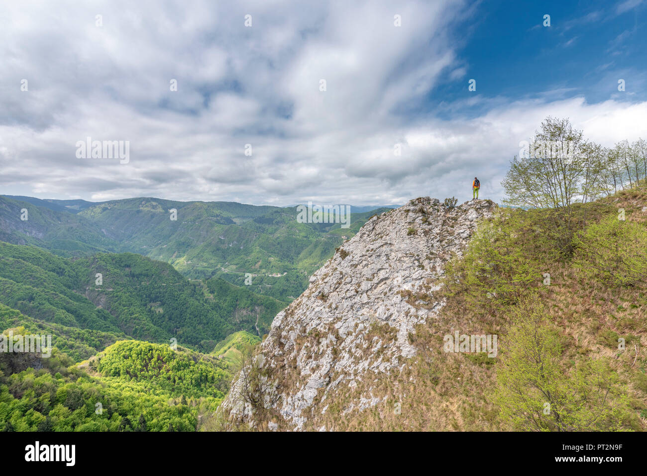 Via Degli Eroi, Schievenin, Provinz Belluno, Venetien, Italien, Europa, ein Wanderer auf dem Berg trail" Via Degli Eroi" (Weg des Helden) Stockfoto