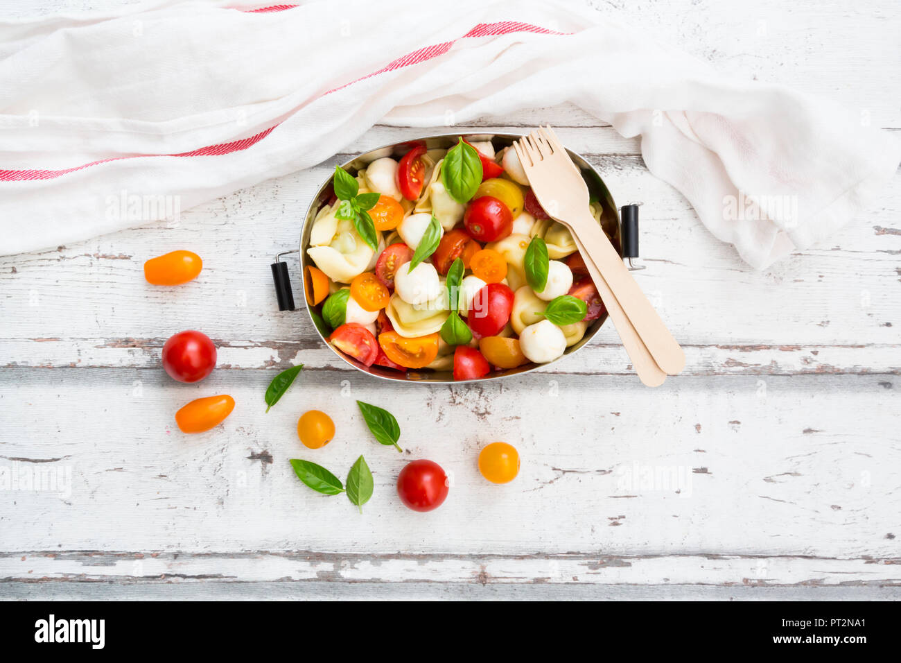 Tortellini Salat mit Tomaten, Mozzarella und Basilikum in Lunch Box Stockfoto