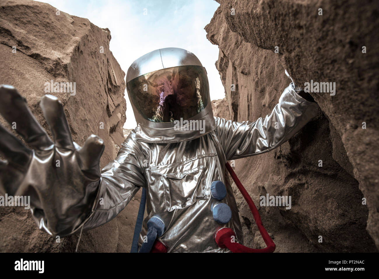 Spaceman namenlosen Planeten erkunden, untersuchen Canyon Stockfoto