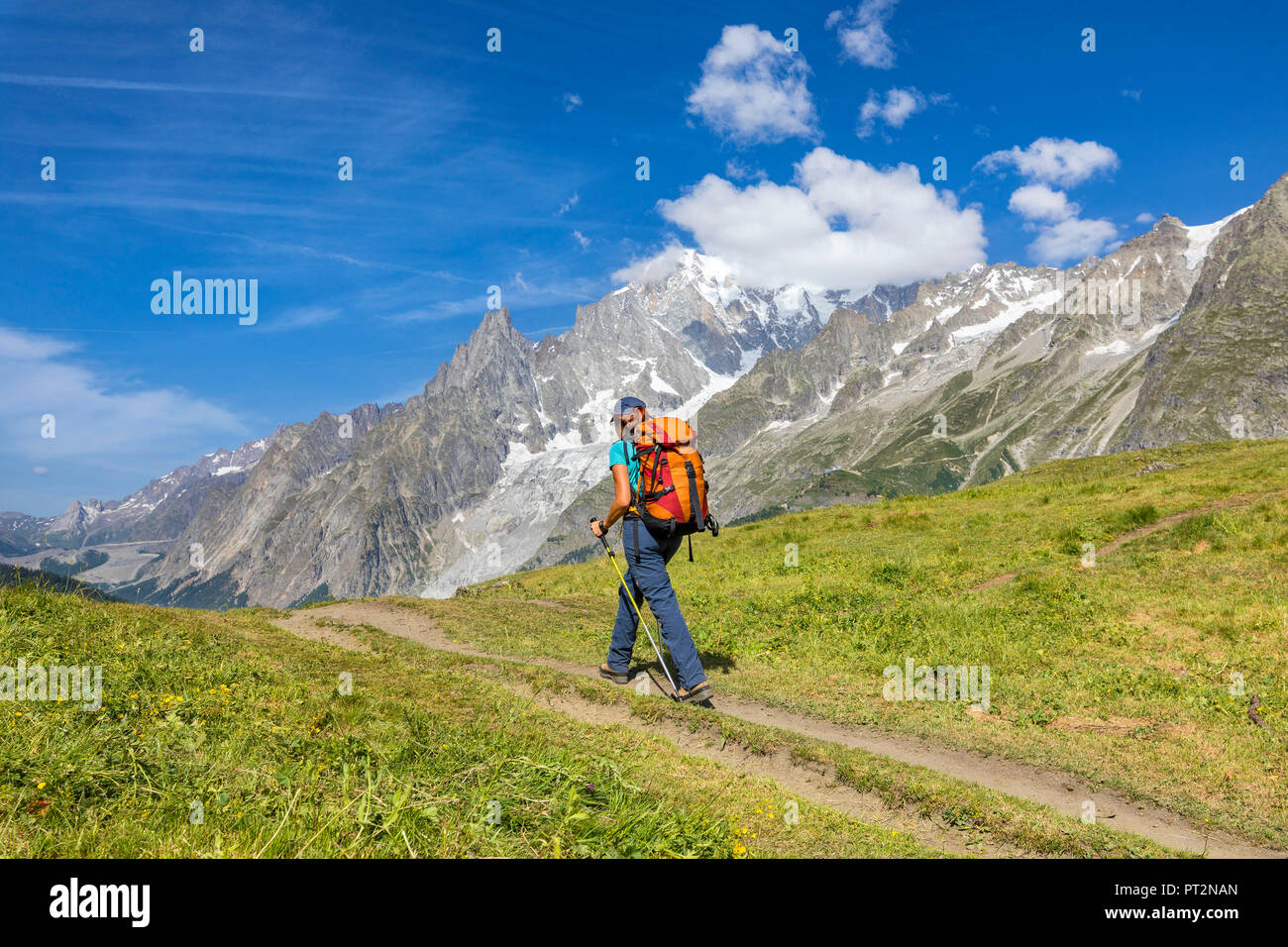 Ein trekker ist vor dem Mont Blanc der Mont Blanc Wanderungen (Frettchen Tal, Courmayeur, Provinz Aosta, Aostatal, Italien, Europa) Stockfoto
