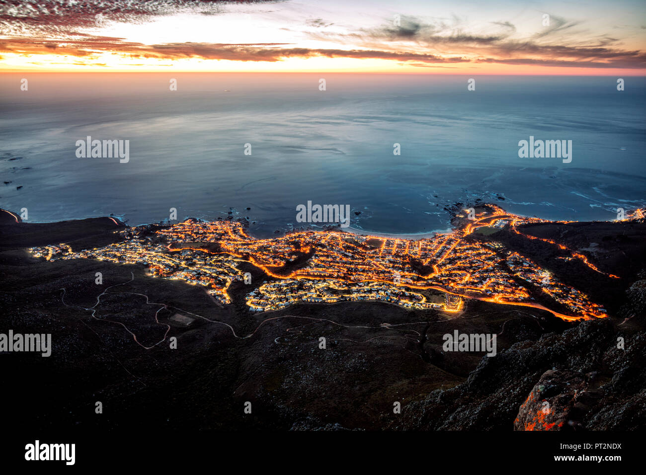 Südafrika, Kapstadt, Camps Bay am Abend Stockfoto