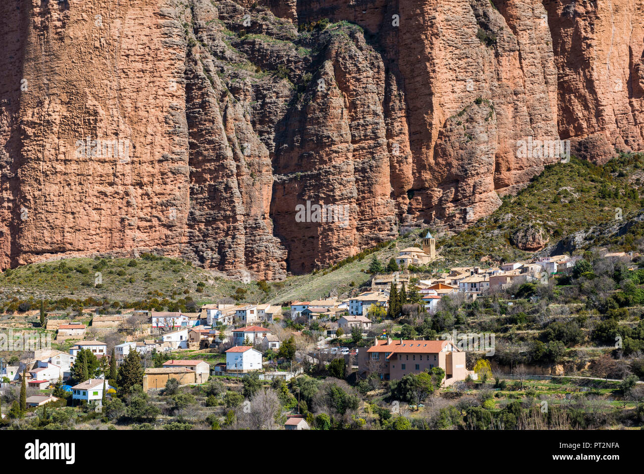 Riglos Dorf mit Schlägel von Riglos im Hintergrund, Riglos, Provinz Huesca, Aragón, Spanien, Europa Stockfoto