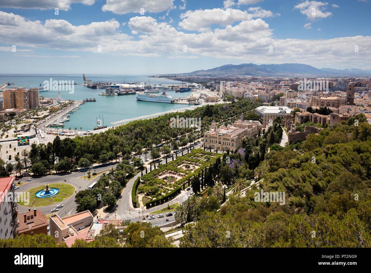Spanien, Andalusien, Malaga, Altstadt, Rathaus und Hafen Stockfoto
