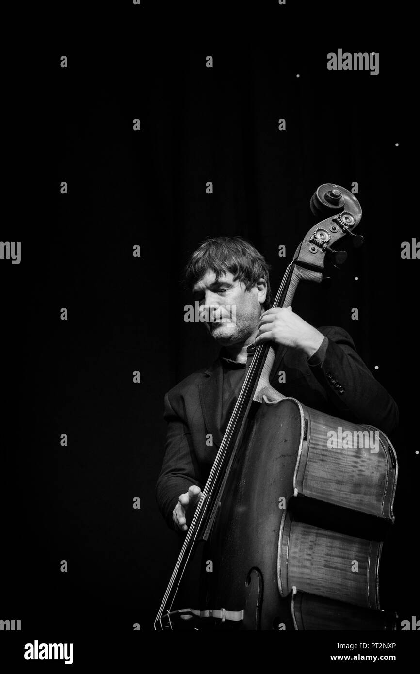 Andy Cleyndert spielt Bass mit Vimala Rowe und John Etheridge für die Billie Holiday Songbook, Scarborough Jazz Festival 2018 Stockfoto