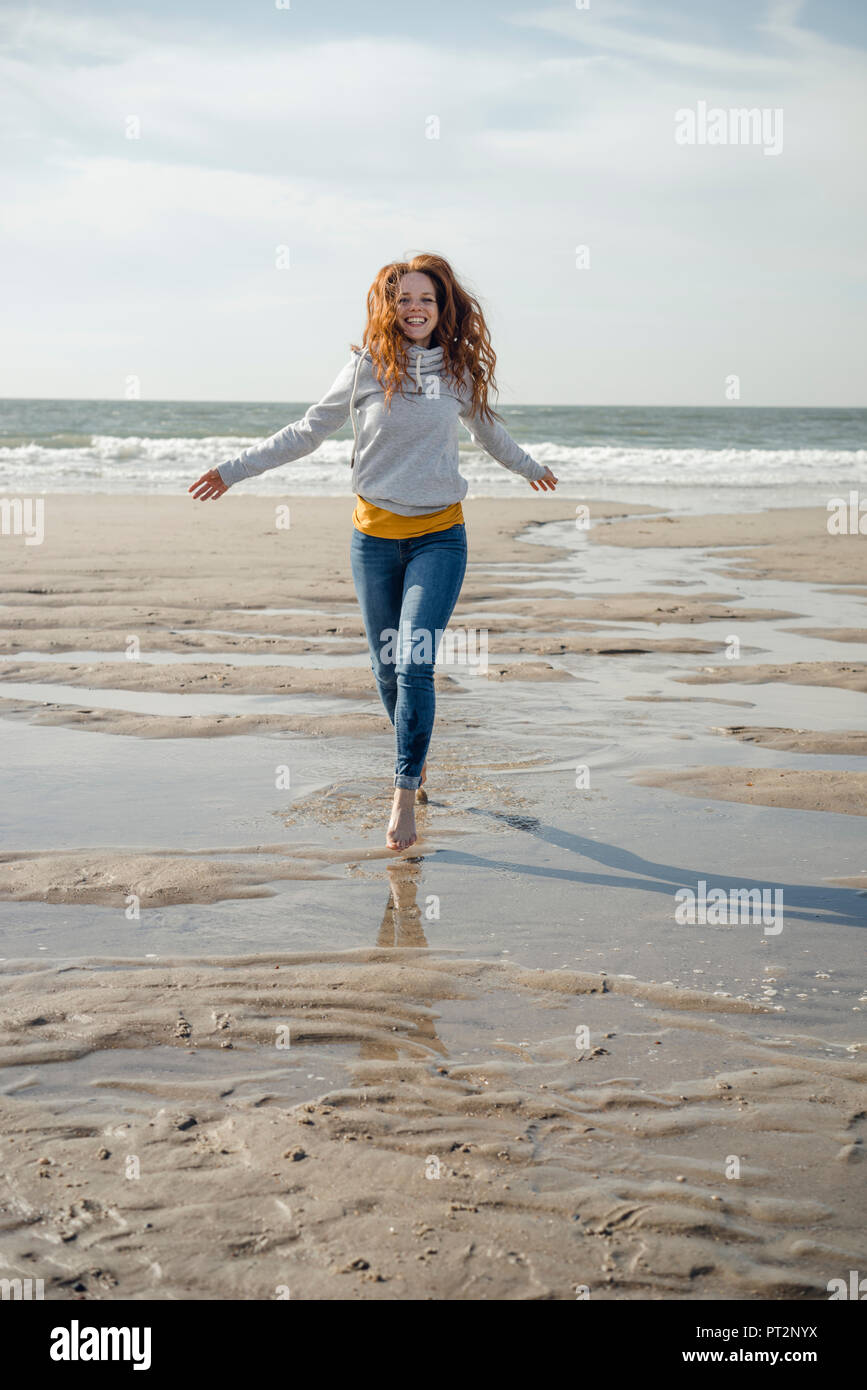 Glückliche Frau Spaß am Strand, am Meer läuft Stockfoto