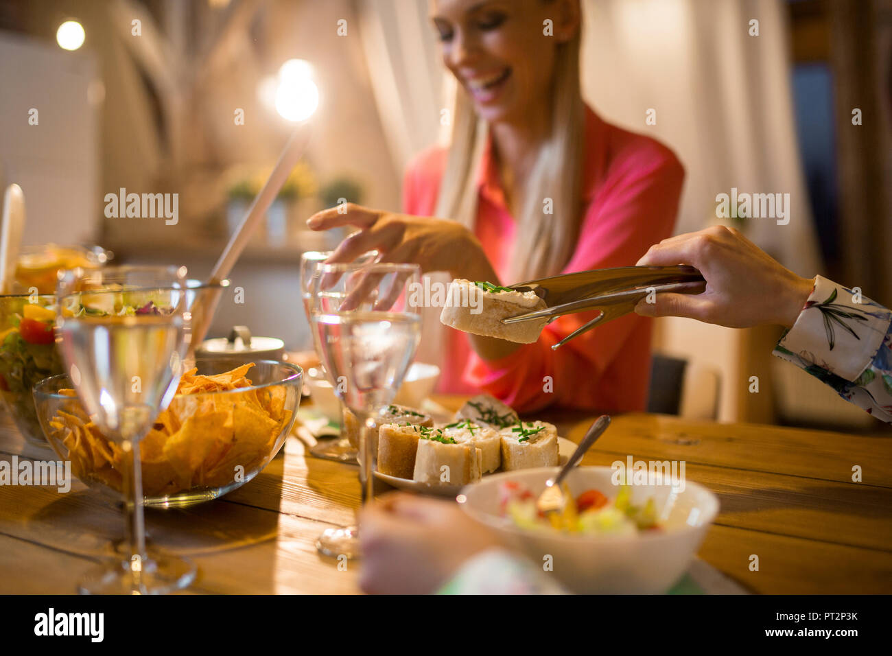In der Nähe von Freunden Abendessen zu Hause in Stockfoto