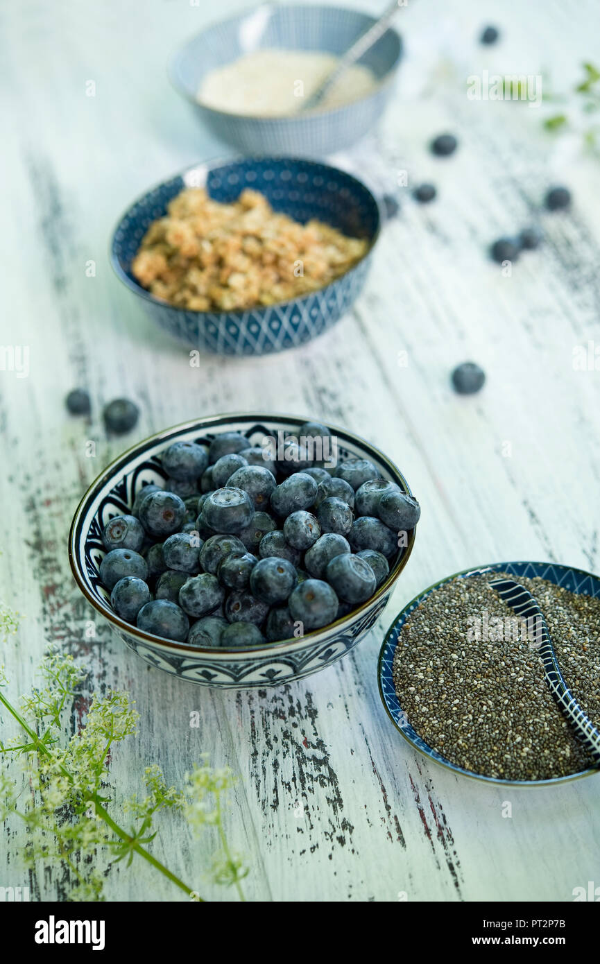 Schalen von Heidelbeeren, schwarze Chia Samen, Müsli und Amaranth  Stockfotografie - Alamy