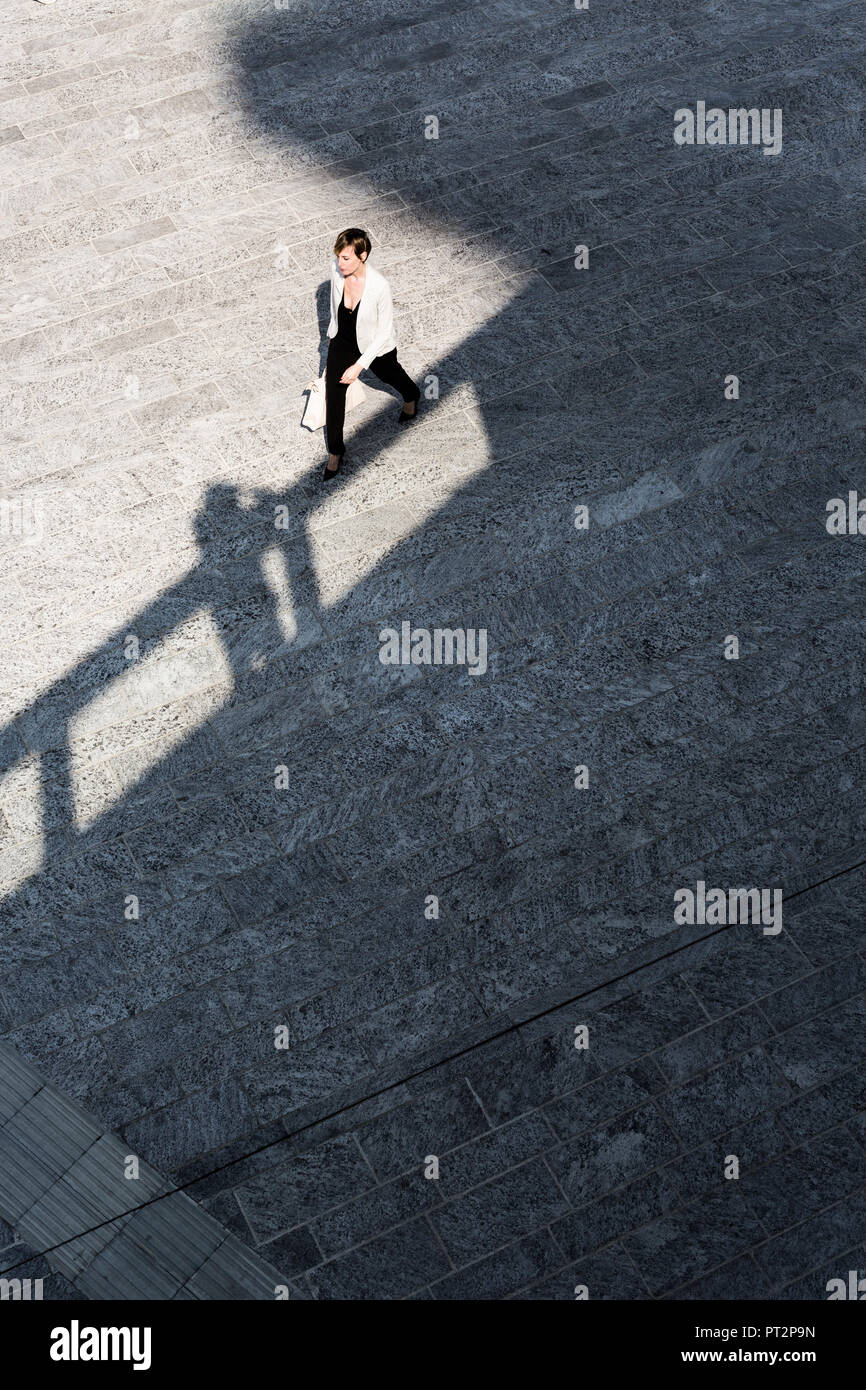 Geschäftsfrau überqueren, von Bove gesehen Stockfoto