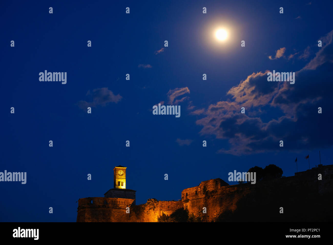 Albanien, Gjirokaster, Turm der Festung und Vollmond in der Nacht Stockfoto