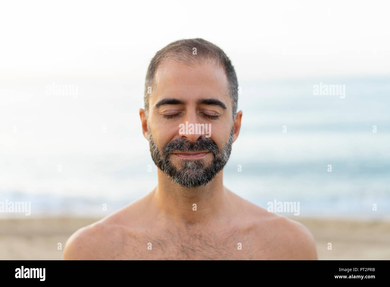 Portrait von glücklichen Menschen an einem Strand am Abend Stockfoto