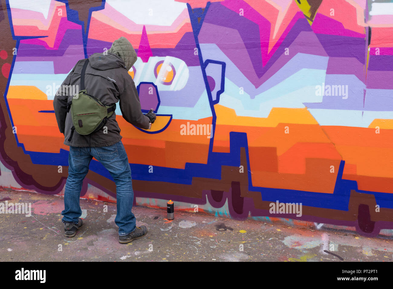 Künstler auf der Straße hart an neue Arbeit in der Brick Lane, East London, UK. Die Gegend ist ein Fest für Creatives täglich mit neuen Stücken Stockfoto